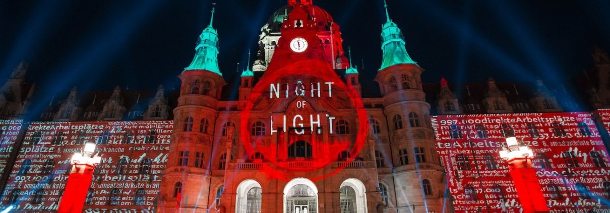 Hannover Rathaus Night of Light Rot Beleuchtet Event mit DJ Falko 01