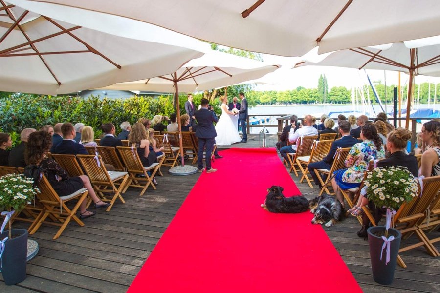 Freie Trauung Mit Dj Falko Aus Hannover Am Maschsee In Der Yachtclub Hochzeitslocation Im Sommer Bild Image
